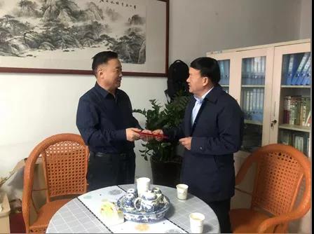 敦煌種業(yè)領(lǐng)導(dǎo)看望慰問(wèn)公司老干部、老黨員及困難黨員職工