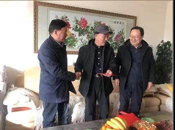 敦煌種業(yè)領(lǐng)導(dǎo)看望慰問(wèn)公司老干部、老黨員及困難黨員職工